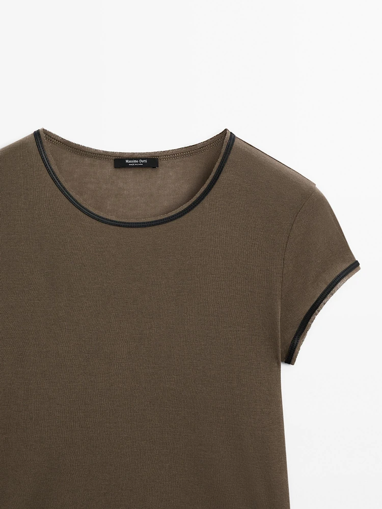 T-shirt contrastant avec liserés en cuir