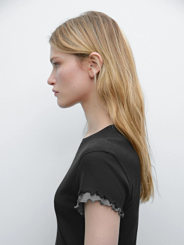 Double-layer T-shirt with wavy trims