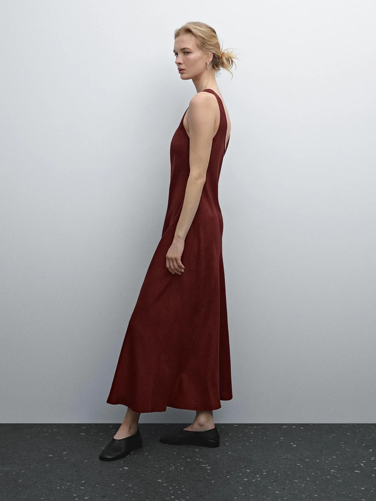 Robe midi satinée à encolure américaine