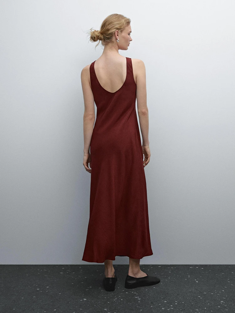 Robe midi satinée à encolure américaine