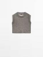 Sleeveless matching top combined with wool