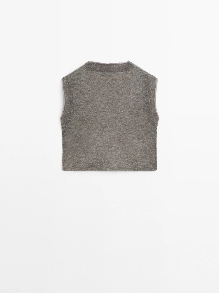 Sleeveless matching top combined with wool