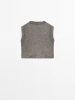 Sleeveless matching top combined with wool