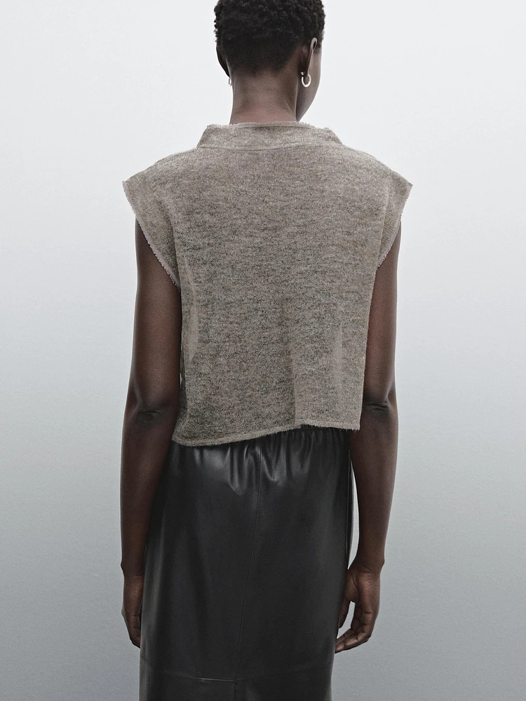 Sleeveless matching top combined with wool