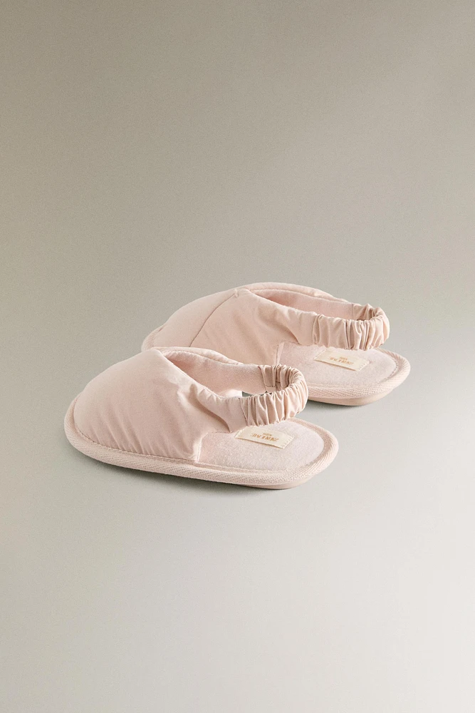 CHAUSSONS ENFANT OUVERTS À L’ARRIÈRE TISSU TECHNIQUE