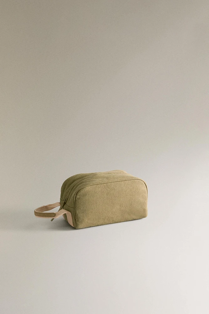 MINIMALIST MAKEUP BAG WITH LEATHER DETAIL