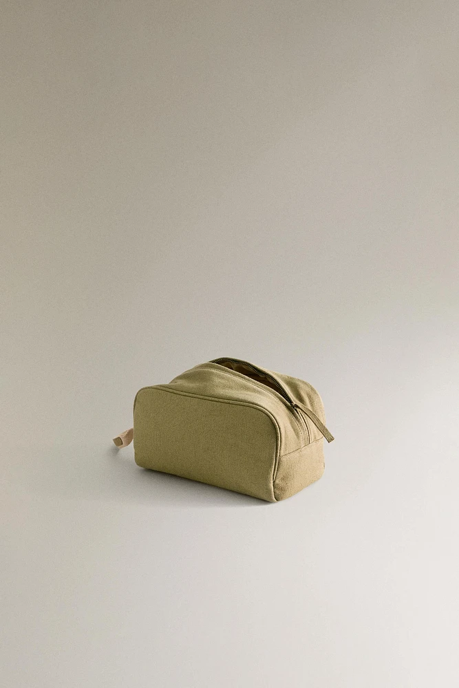 MINIMALIST MAKEUP BAG WITH LEATHER DETAIL