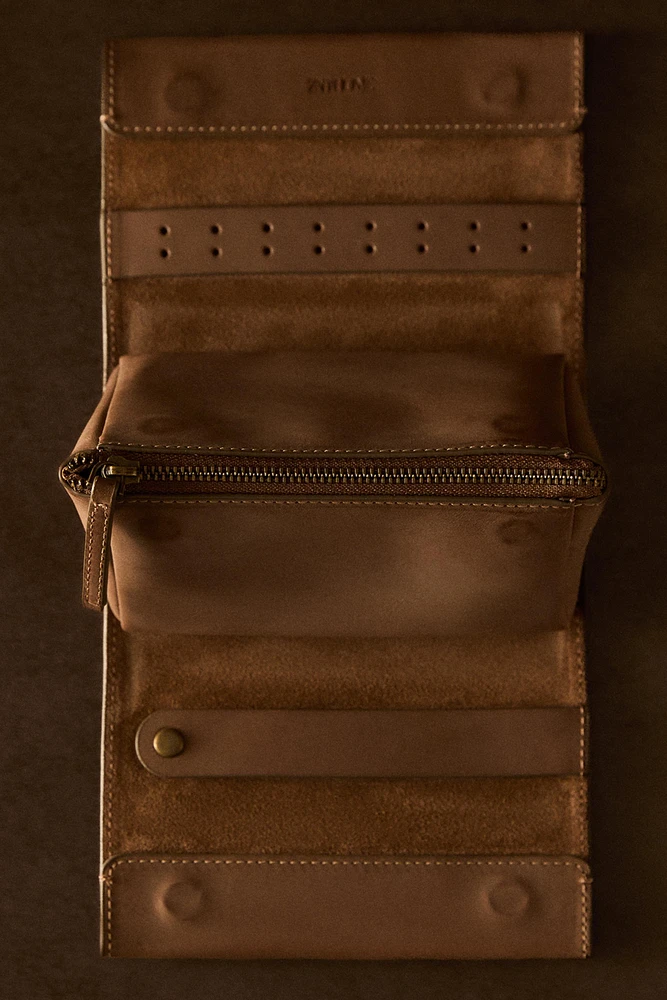 SMALL LEATHER TOILETRY BAG