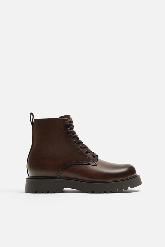 BOTTES À LACETS ET SEMELLES VOLUMINEUSES