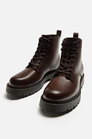 BOTTES À LACETS ET SEMELLES VOLUMINEUSES