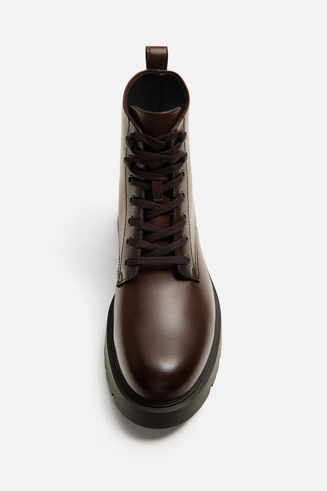 BOTTES À LACETS ET SEMELLES VOLUMINEUSES