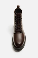 BOTTES À LACETS ET SEMELLES VOLUMINEUSES
