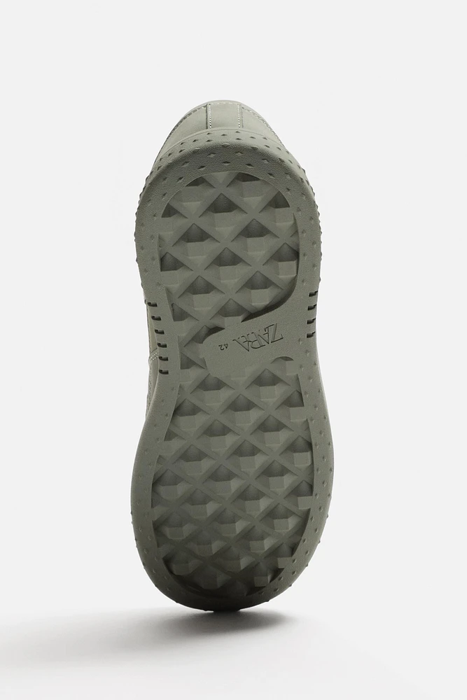 RETRO STYLE SNEAKERS