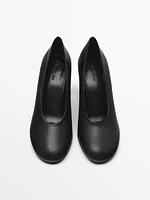 Heeled shoes with rounded toe