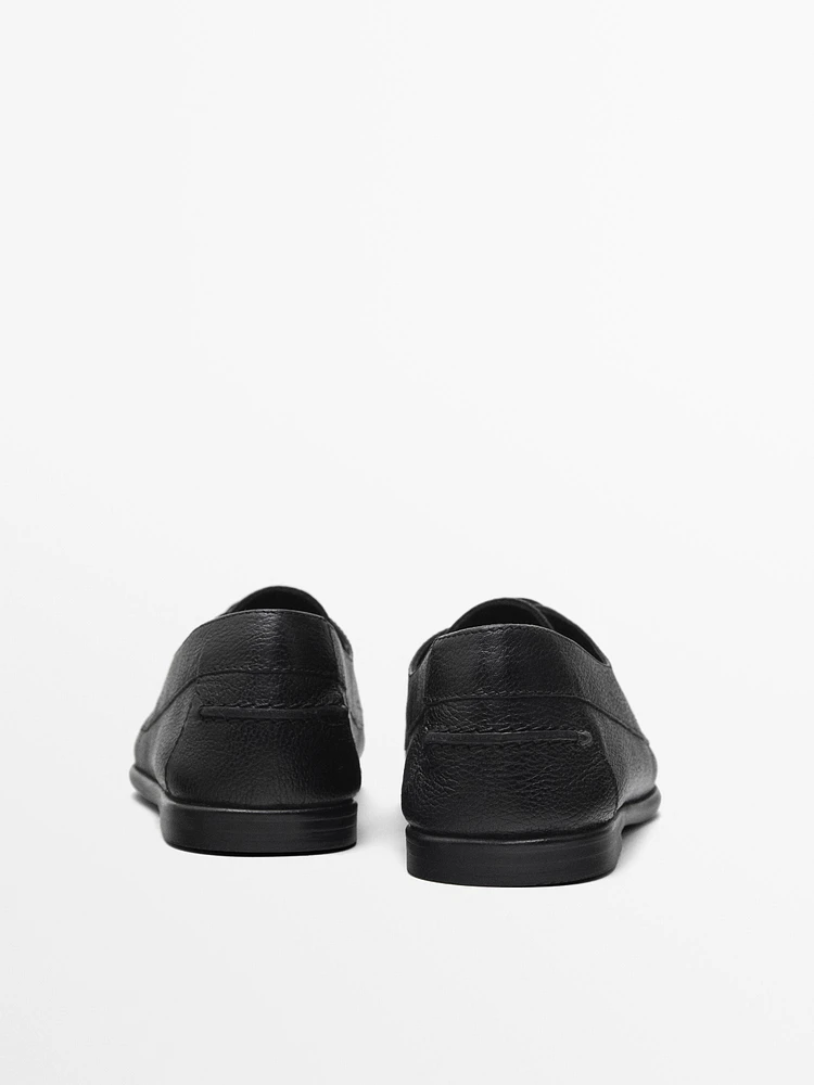 Tumbled leather deck shoes