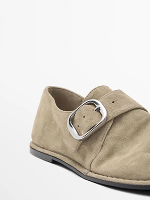 Soft loafers with buckle