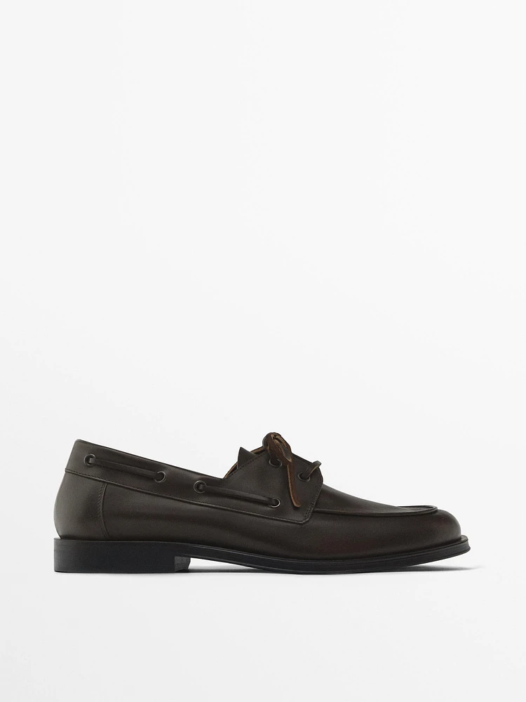 Chaussures bateau en cuir marron