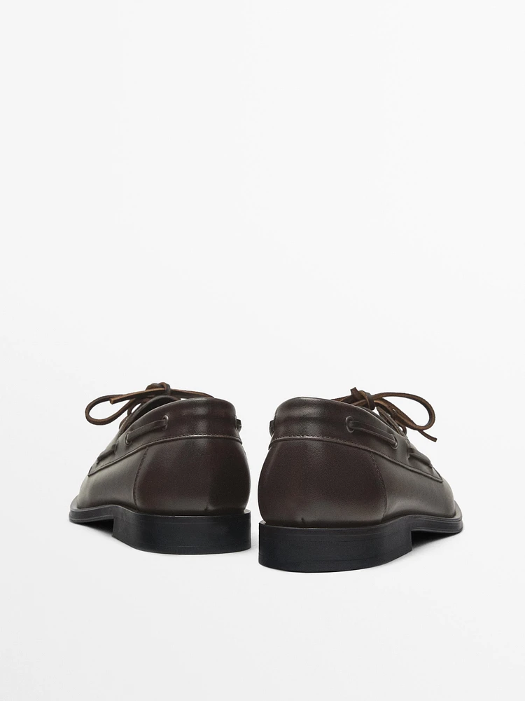 Chaussures bateau en cuir marron