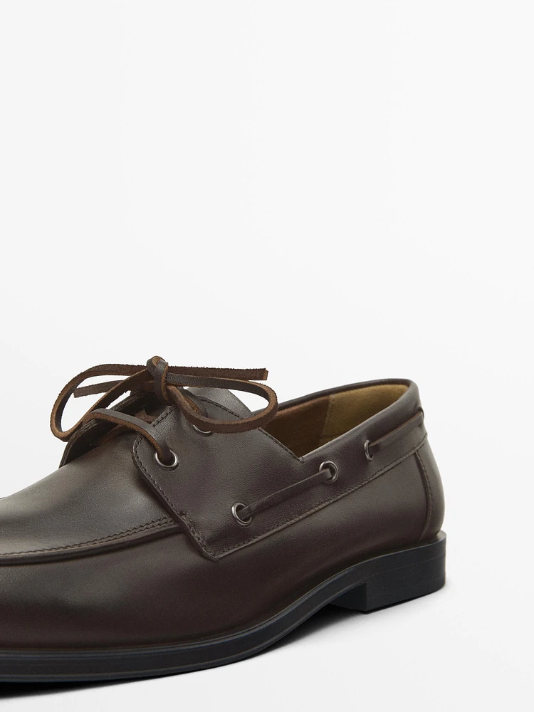 Chaussures bateau en cuir marron