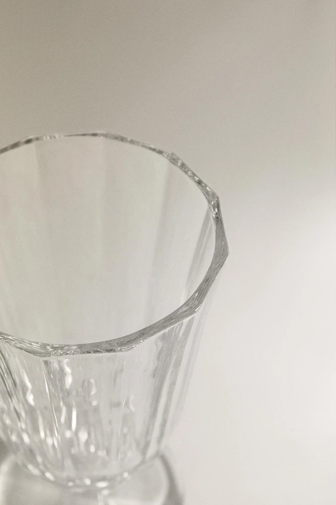 RAISED FACETED WINE GLASS