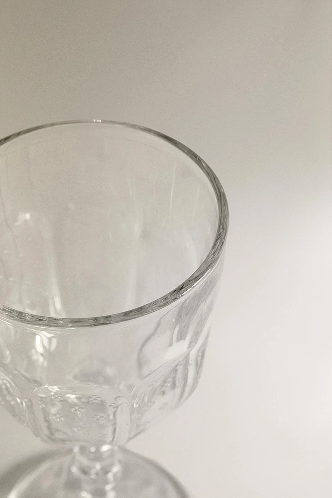 RAISED DESIGN WINE GLASS