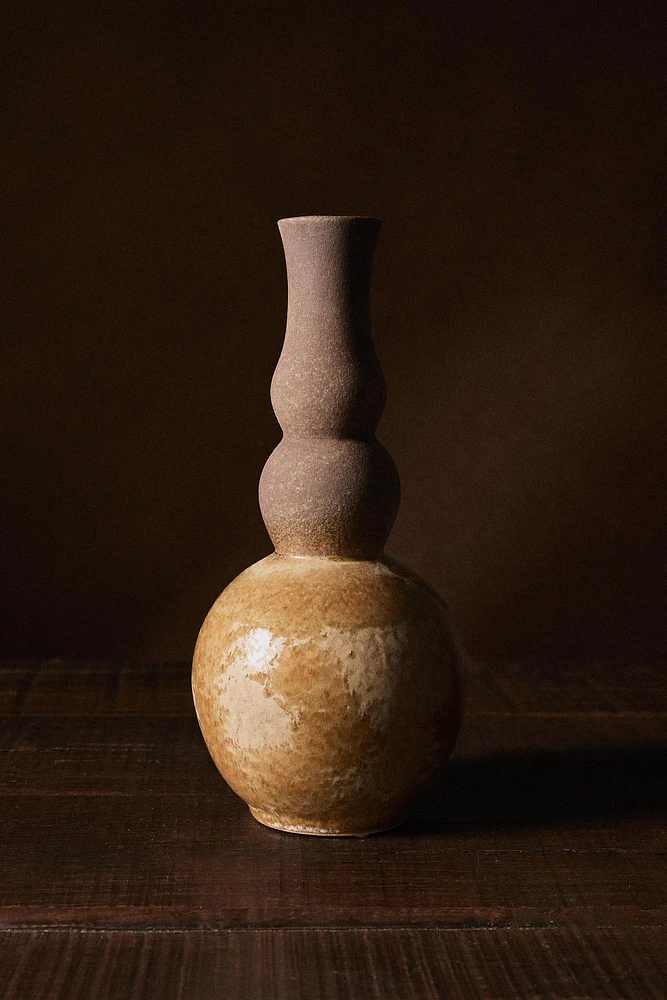 CERAMIC VASE WITH ROUNDED BASE