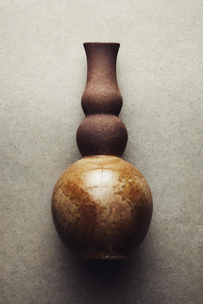 CERAMIC VASE WITH ROUNDED BASE