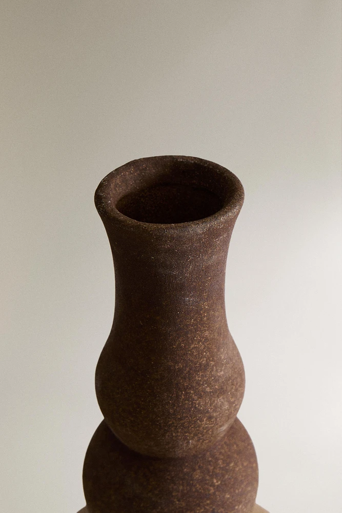 CERAMIC VASE WITH ROUNDED BASE