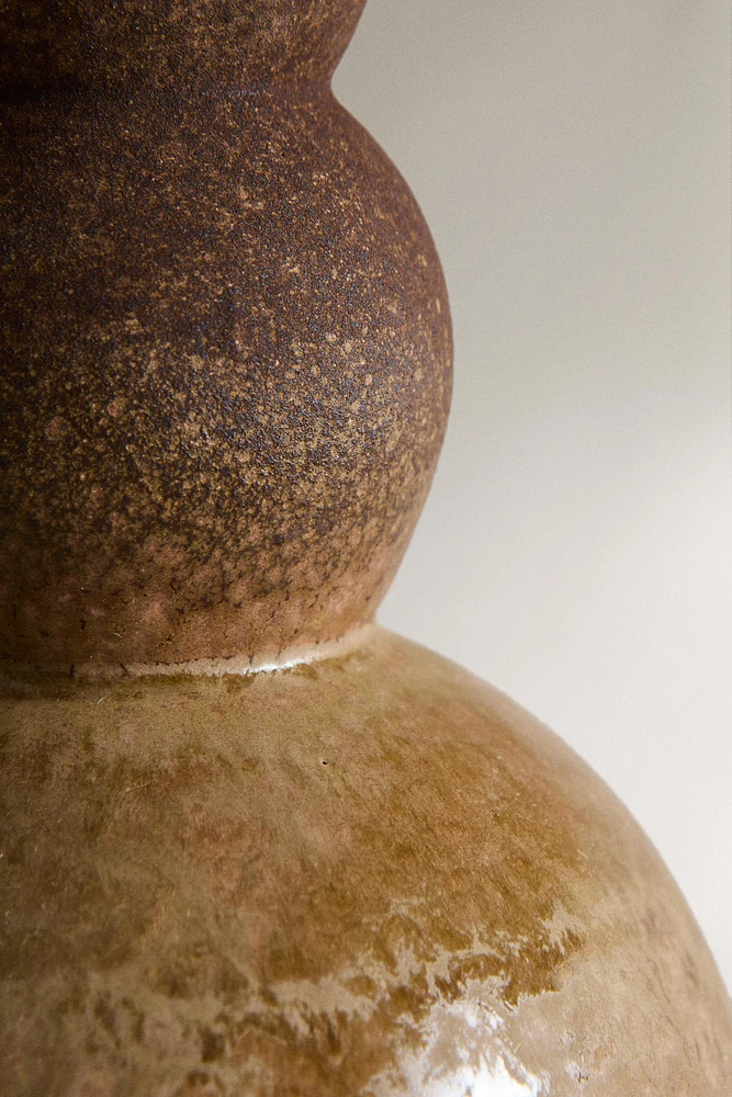 CERAMIC VASE WITH ROUNDED BASE