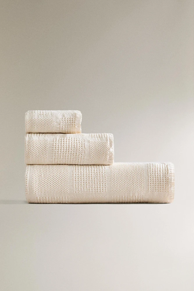 WAFFLE-TEXTURE PATCHWORK BATH TOWEL