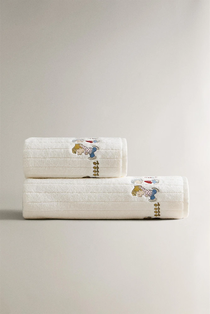 PEANUTS™ CHILDREN’S VELOUR TOWEL