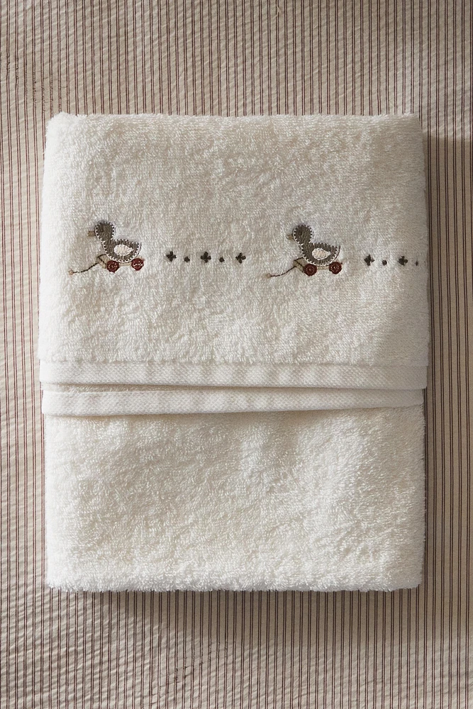 CHILDREN’S BATH TOWEL WITH DUCKLING APPLIQUÉS