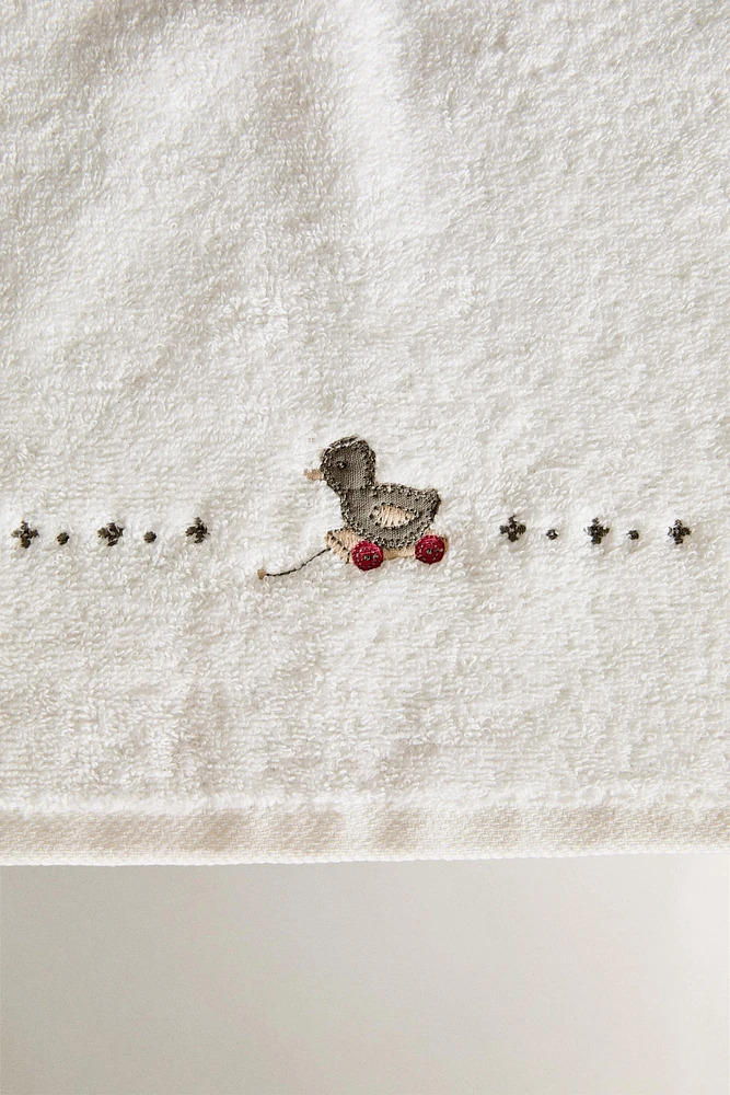 CHILDREN’S BATH TOWEL WITH DUCKLING APPLIQUÉS