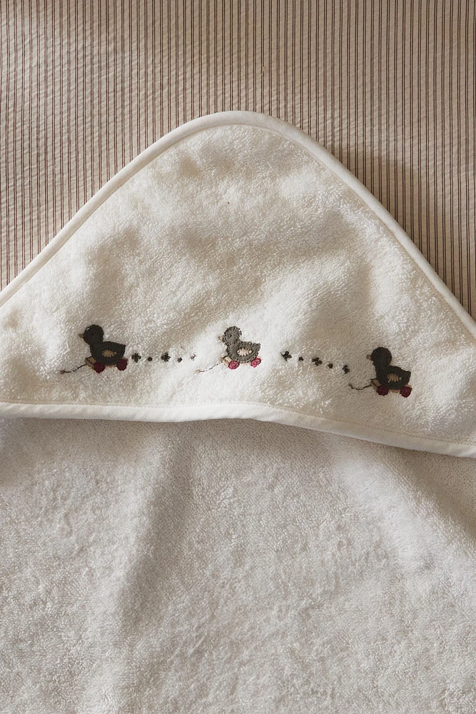 HOODED BABY TOWEL WITH DUCKLING APPLIQUÉS