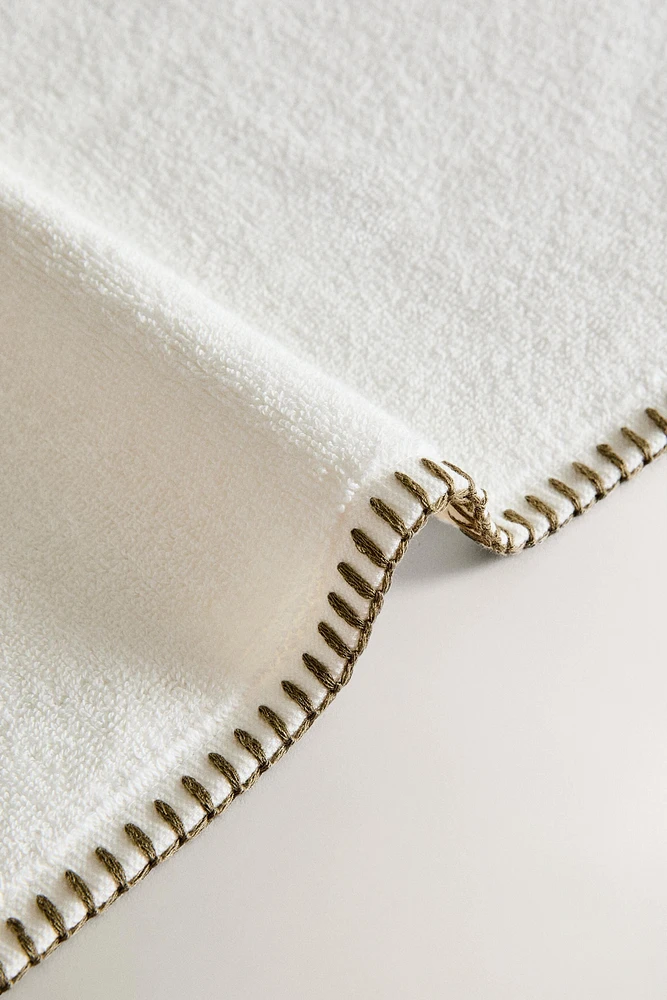 BATH TOWEL WITH TOPSTITCHING AND TASSELS