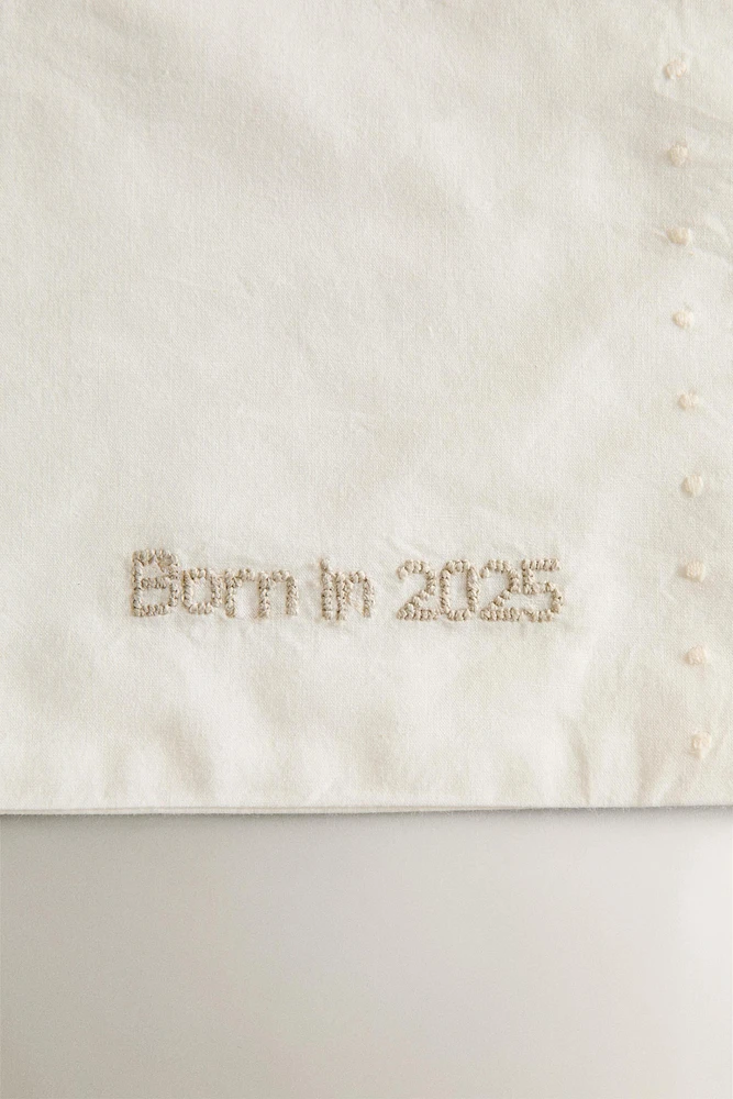 ‘BORN IN 2025’ EMBROIDERED MINI CRIB SHEET SET