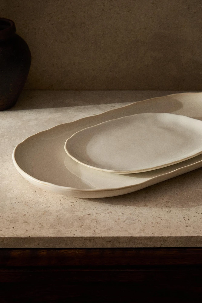 STONEWARE SERVING DISH WITH CONTRASTING RIM