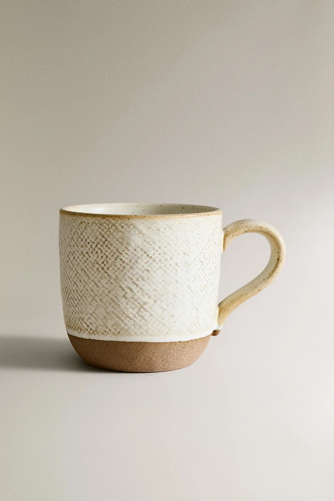 MUG WITH RAISED DESIGN