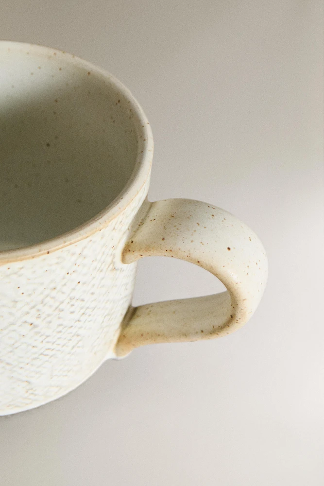 MUG WITH RAISED DESIGN