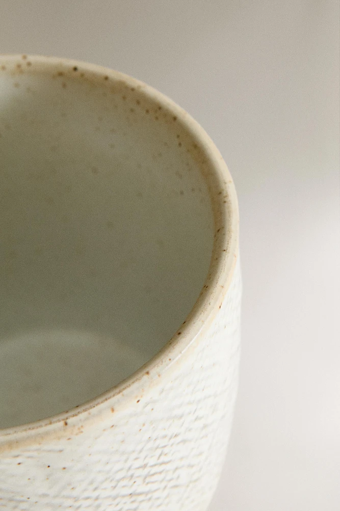 MUG WITH RAISED DESIGN