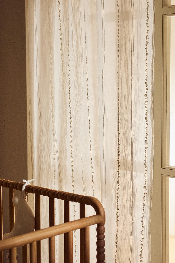 CHILDREN'S CURTAIN WITH FLORAL EMBROIDERY