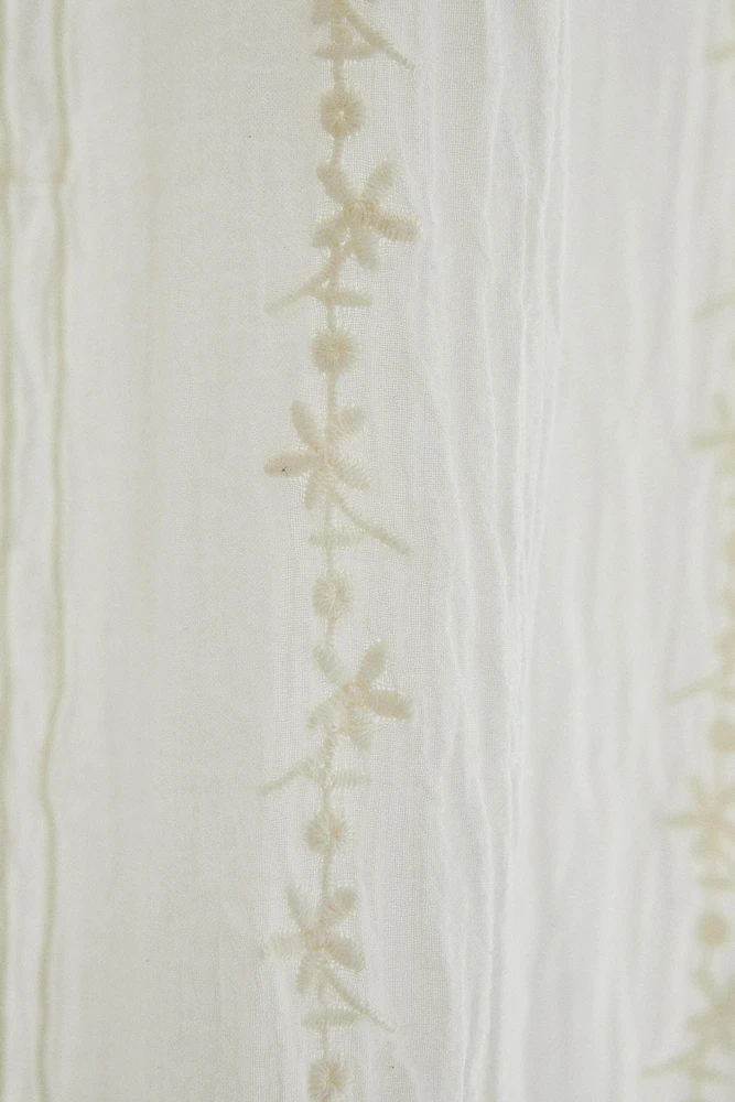 CHILDREN'S CURTAIN WITH FLORAL EMBROIDERY