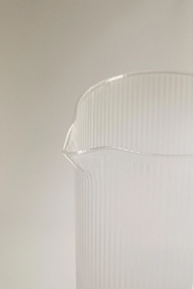 BOROSILICATE GLASS PITCHER WITH LINE DESIGN