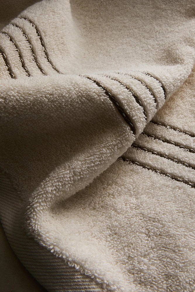 CONTRAST STITCH BATH TOWEL