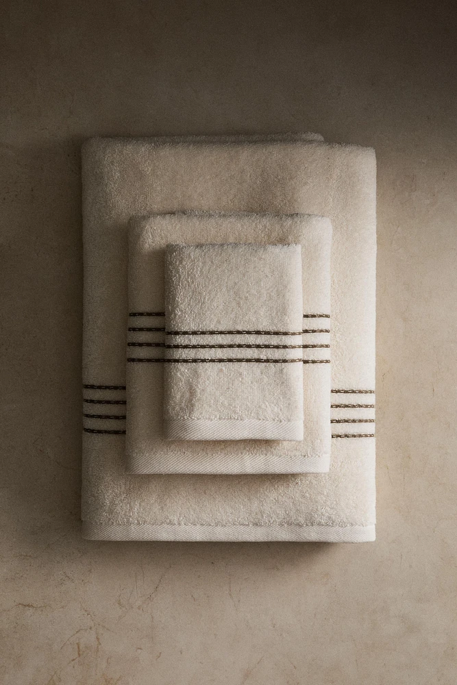 CONTRAST STITCH BATH TOWEL