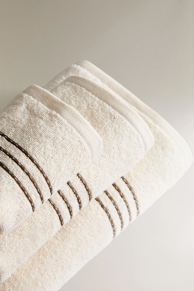 CONTRAST STITCH BATH TOWEL