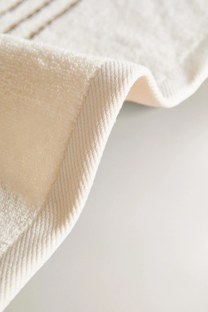 CONTRAST STITCH BATH TOWEL