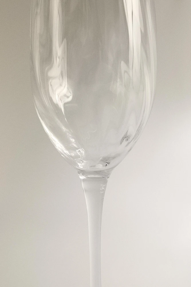 CRYSTALLINE FLUTE GLASS WITH RAISED DESIGN