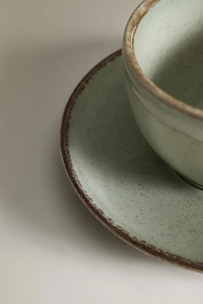 PORCELAIN TEACUP WITH ANTIQUE FINISH RIM