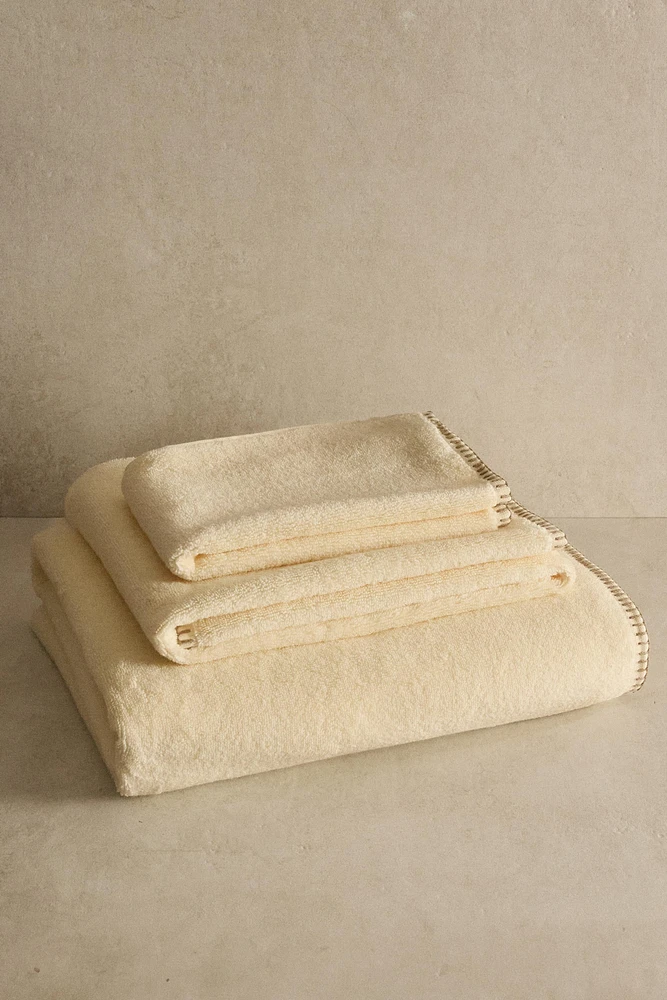 SERVIETTE DE BAIN SURPIQÛRE CONTRASTANTE